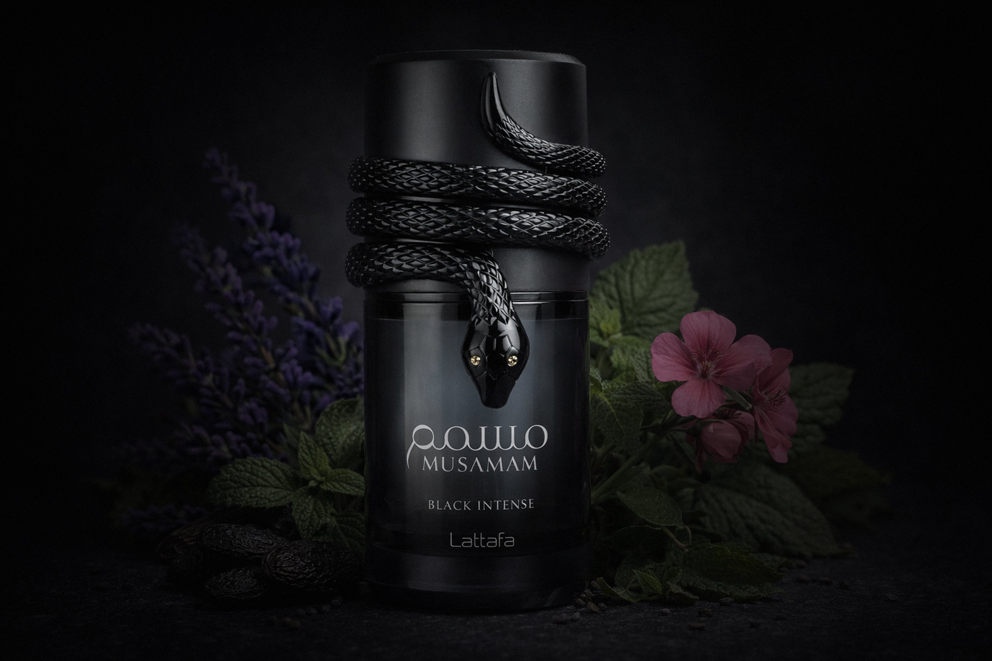 musamam black intense van lattafa in duister met bloemen