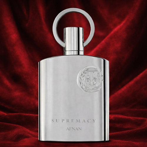 afnan supremacy silver men parfum fles. op een rode achtergrond.