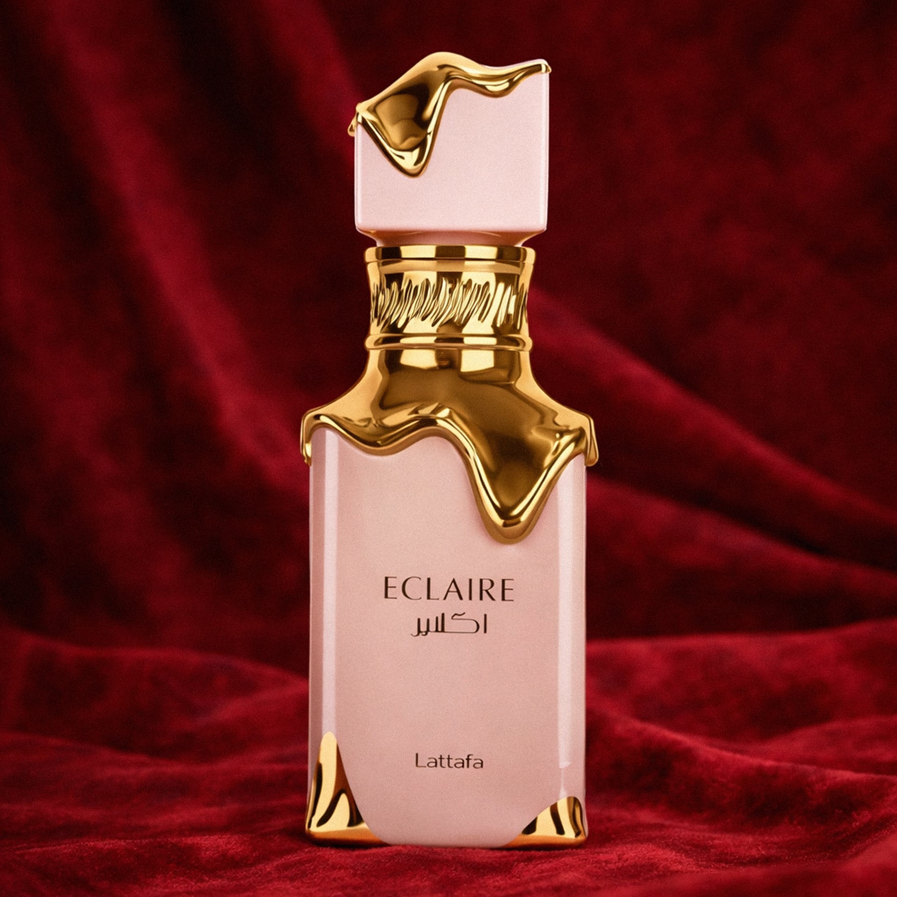 eclaire lattafa roze parfum fles. op een rode achtergrond.