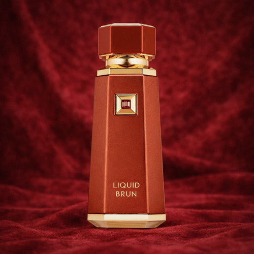 liquid brun parfum fles. op een rode achtergrond
