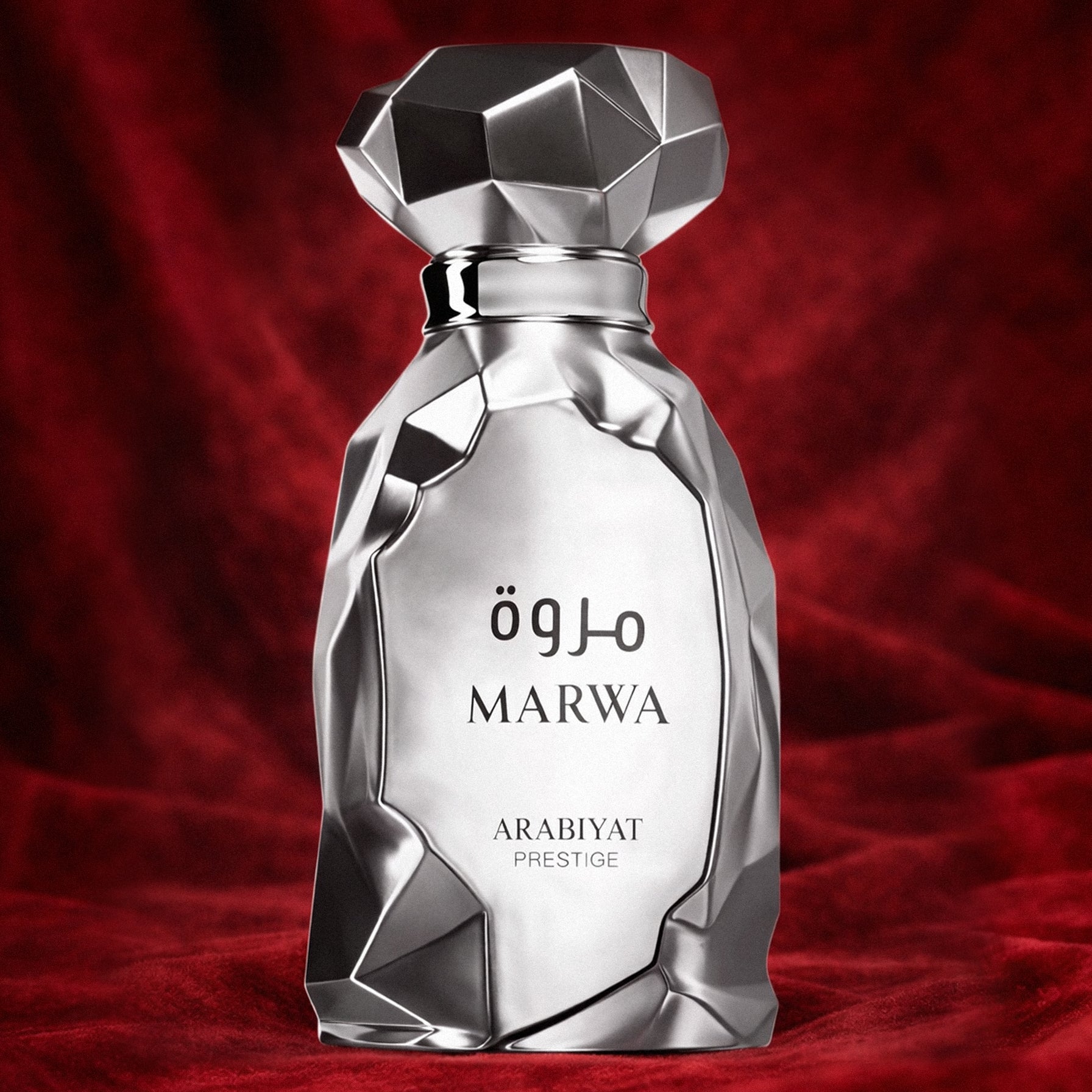 parfumfles van marwa arabiyat prestige. zilver asymmetrisch. op een rode achtergrond.