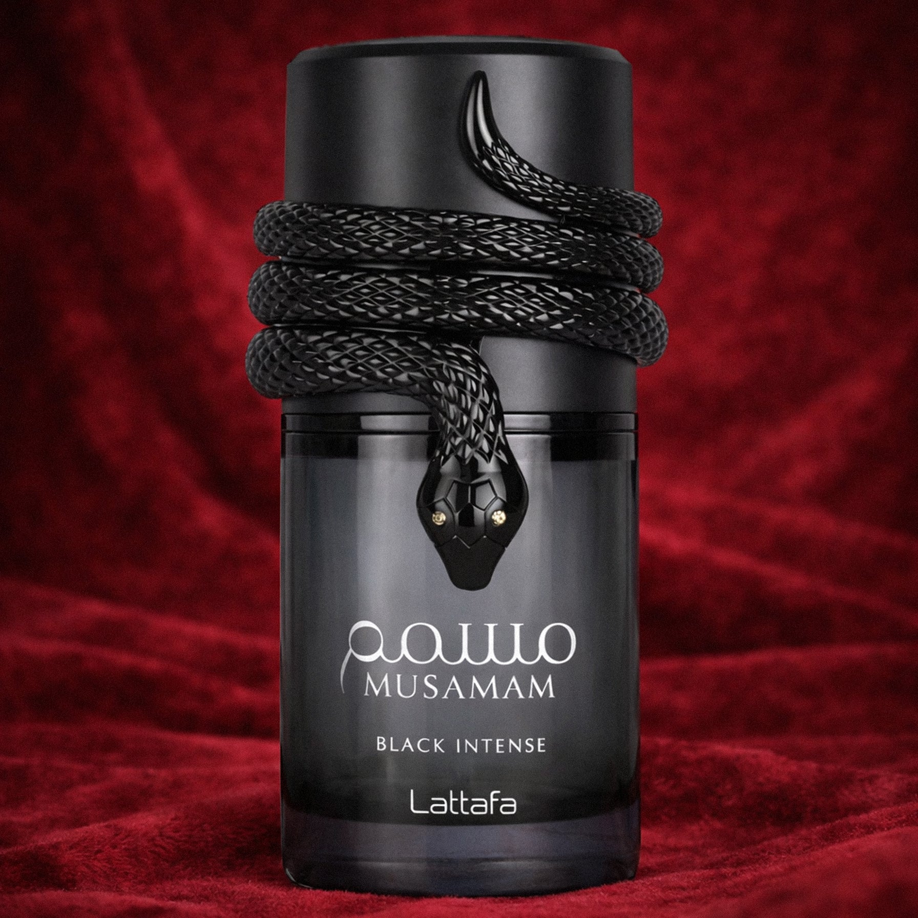 musamam lattafa parfum fles. zwarte slang met goude ogen. op een rode achtergrond