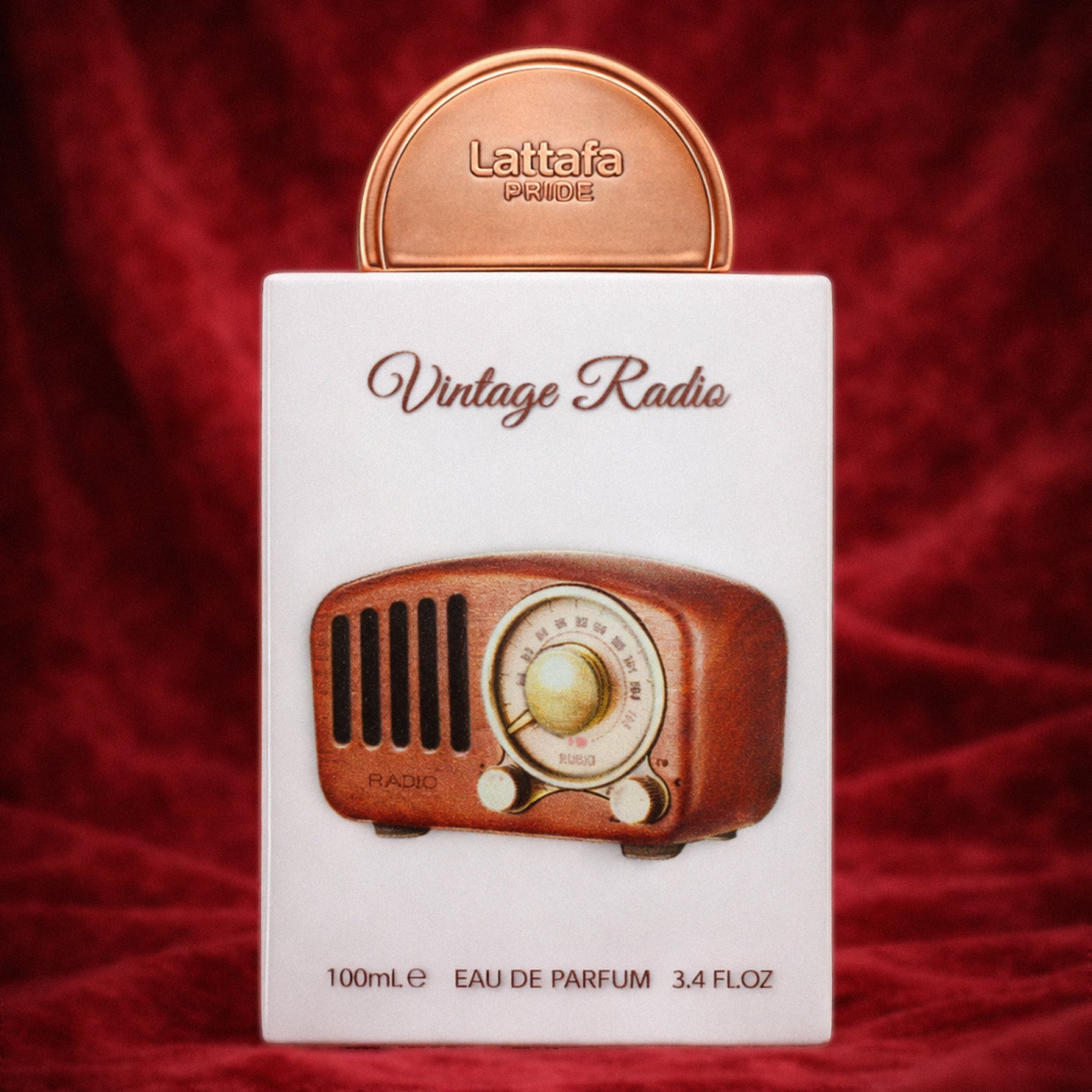 Lattafa pride Vintage Radio dupe parfum fles op een rode achtergrond.