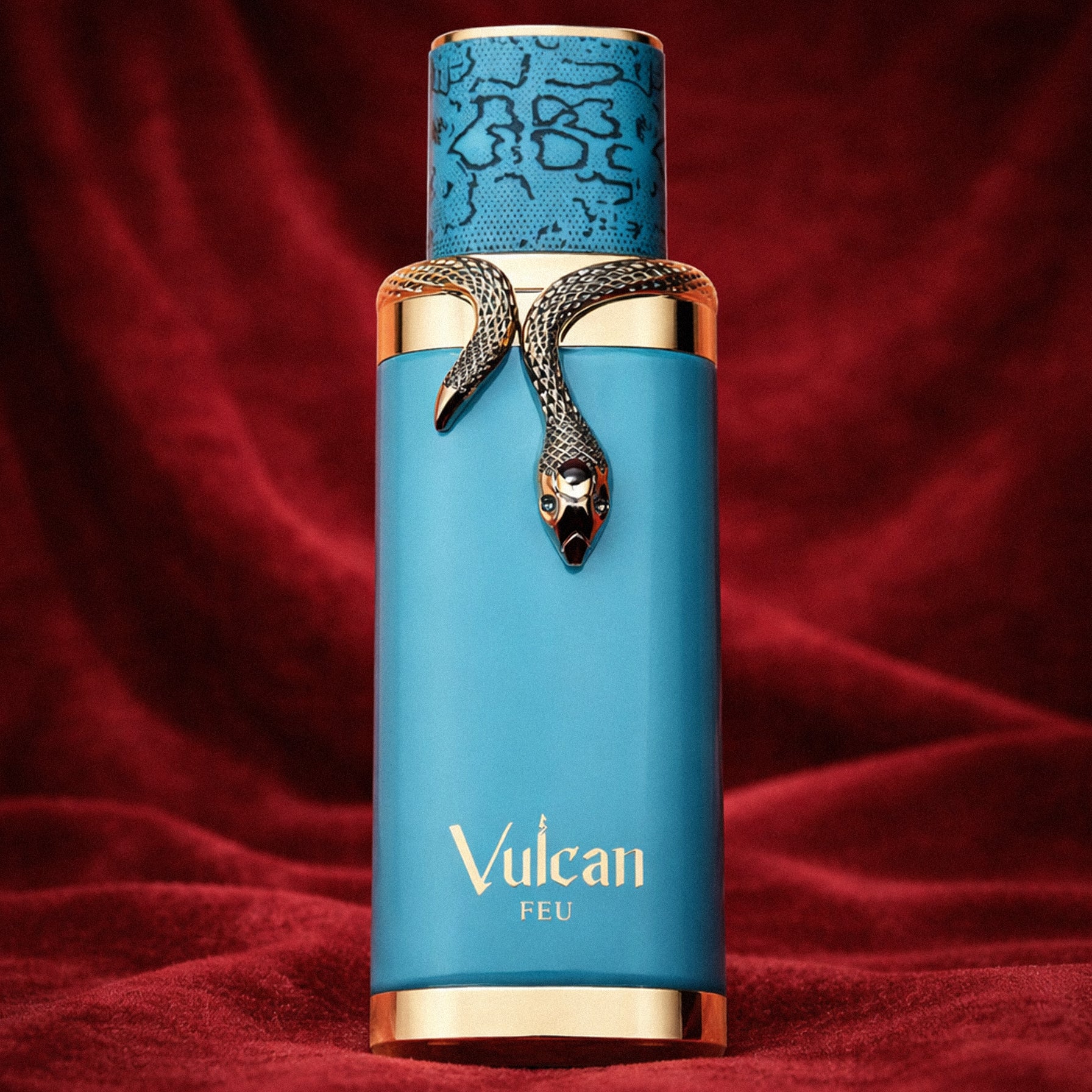 vulcan feu french avenue blauwe dupe parfum fles. met een goude slang. op een rode achtergrond.